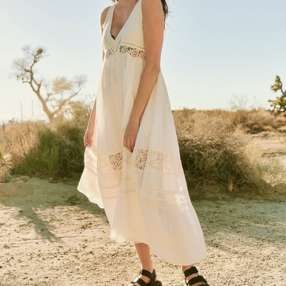 Carla lace dress